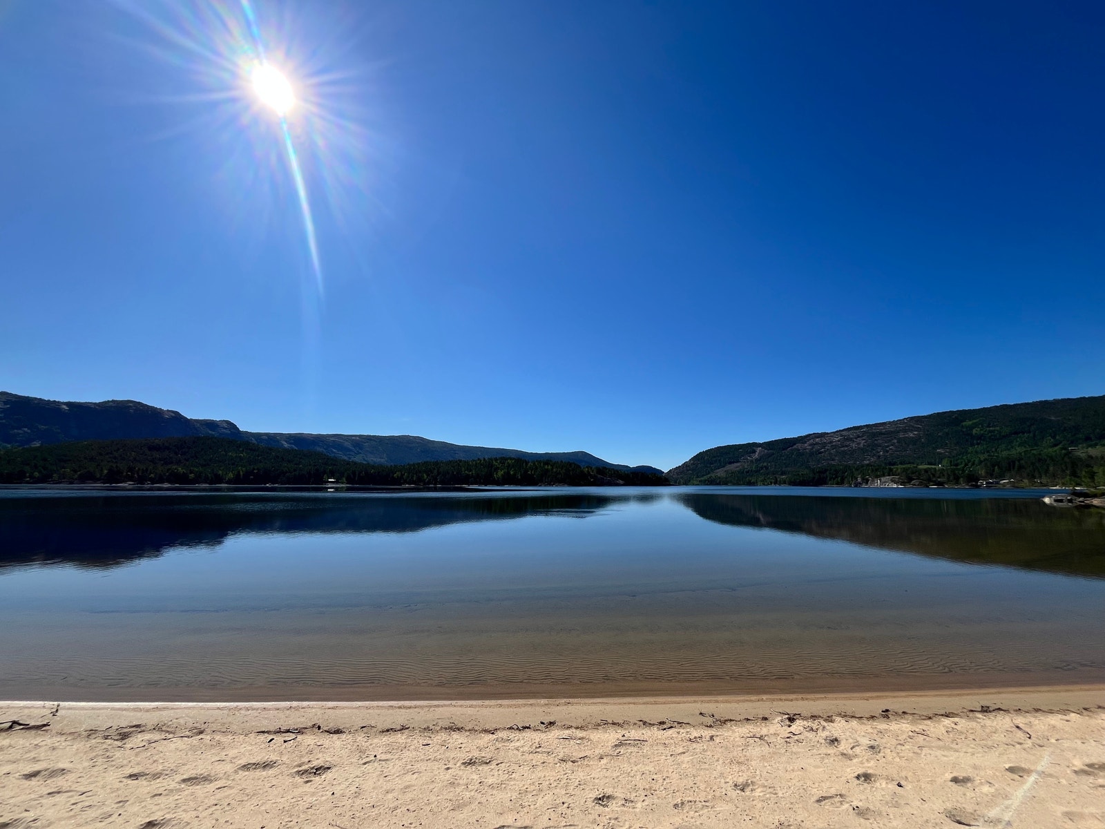 Raudnes har en unik strandlinje - hyttene ligger 50 meter fra denne vakre naturen Galleribilde