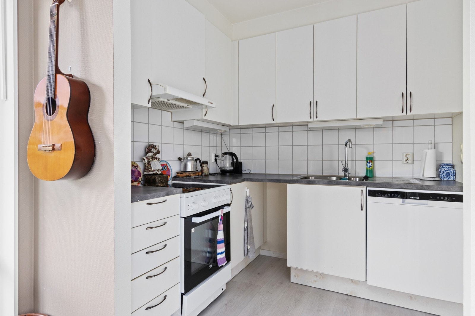 Lyst kjøkken med god skapplass. Galleribilde