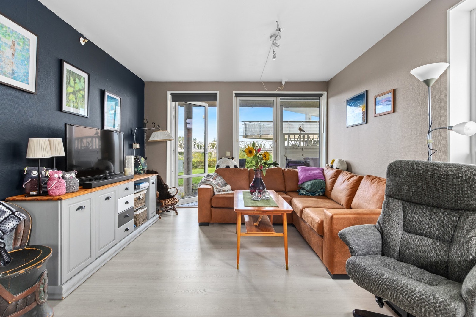 Leiligheten måler 67 kvm (BRA-i) og består av stue, kjøkken, bad, spisestue, entré og 2 soverom. Utover dette har du også en ekstern bod og uspesifisert parkeringsplass rett utenfor leiligheten. Galleribilde