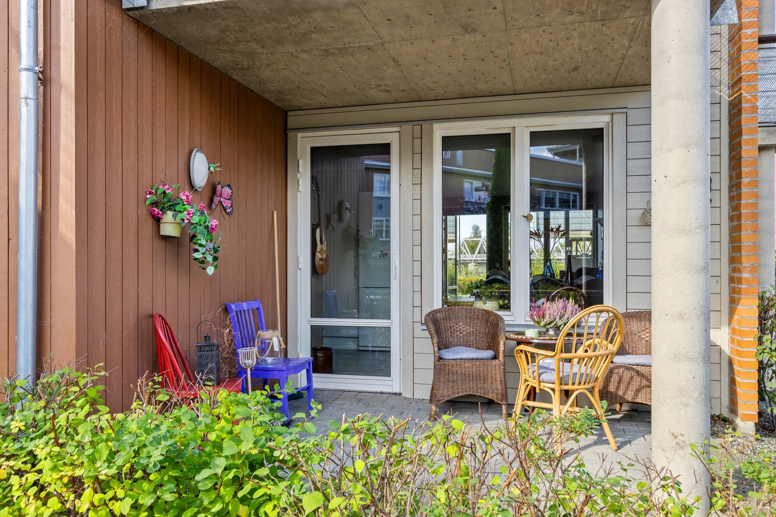 Uteplass vendt mot øst. Denne er også takoverbygd. Galleribilde