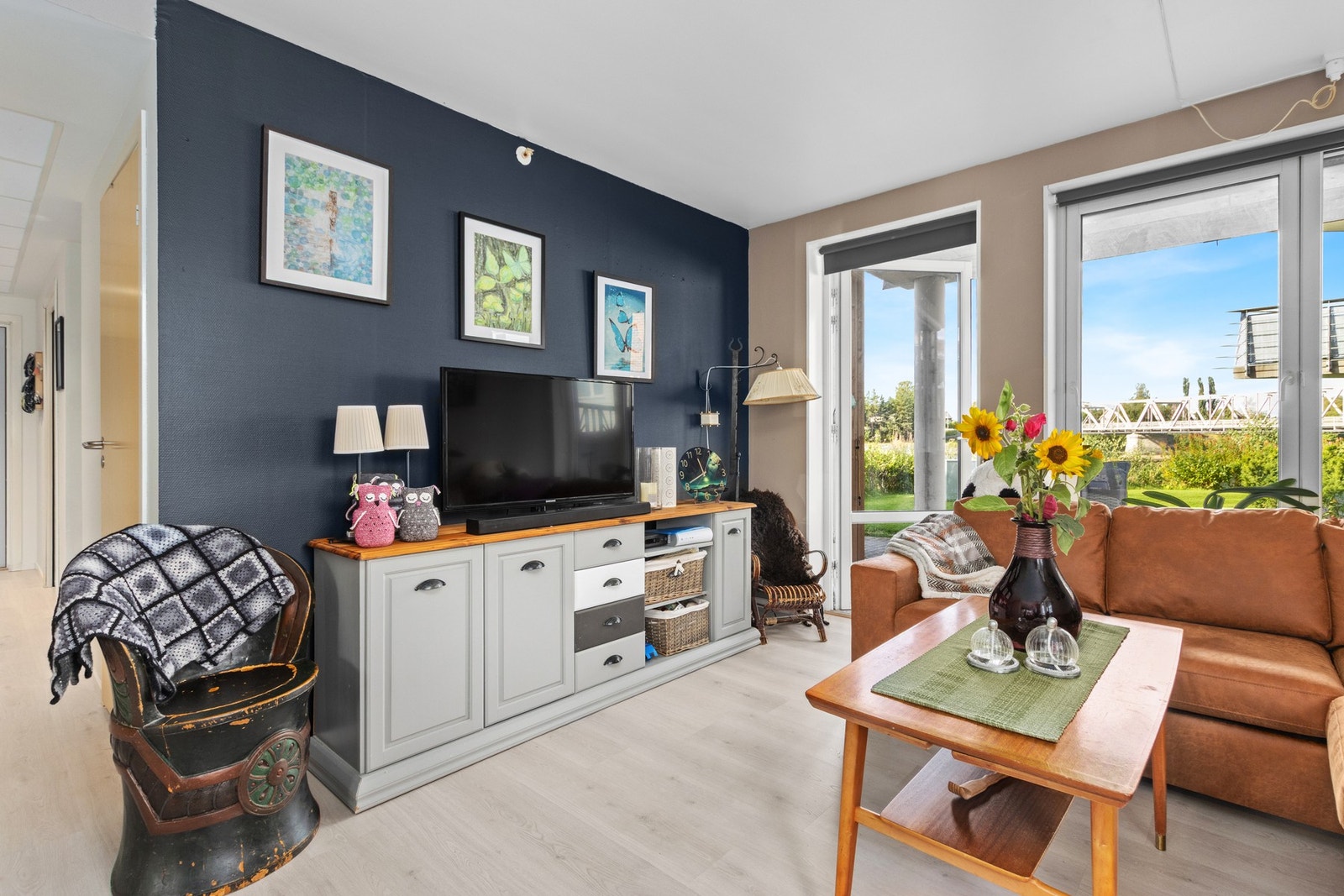 Stue med utgang til vestvendt uteplass. Her har man utsikt mot elva. Galleribilde