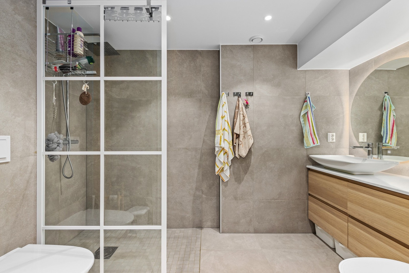 Pent bad fra 2023. Badet er flislagt og har gulvvarme. Galleribilde