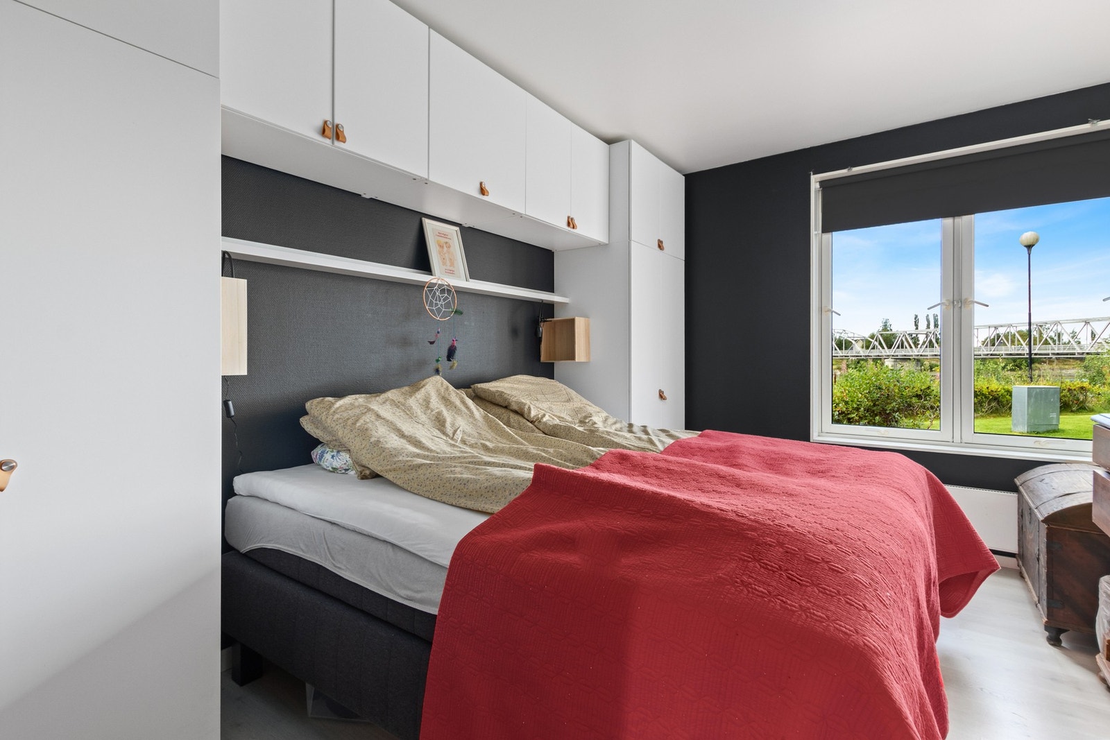 Hovedsoverom på 12 kvm, med god skapplass. Her kan man stå opp med elveutsikt. Galleribilde