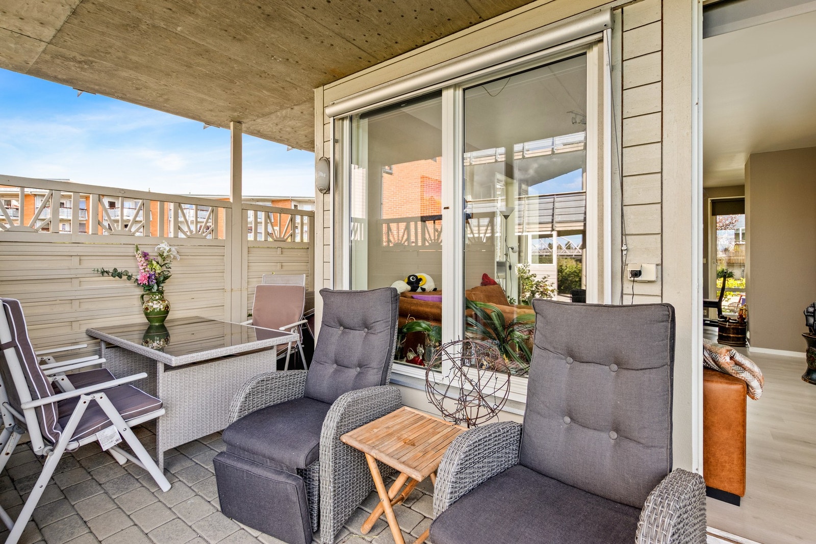 Skjermet vestvendt uteplass som er takoverbygd. Her kan man nyte ettermiddagssola og elveutsikt. Galleribilde