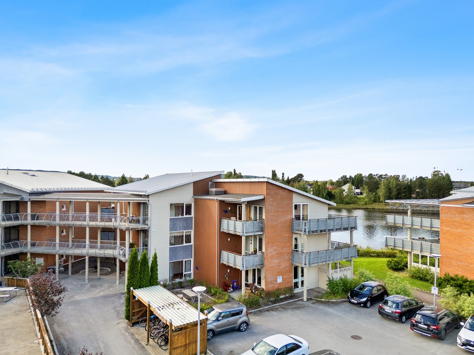 Parkering på felles gårdsplass. Borettslaget har noen garasjeplasser for utleie. Dette er etter ventelisteprinsippet. Galleribilde