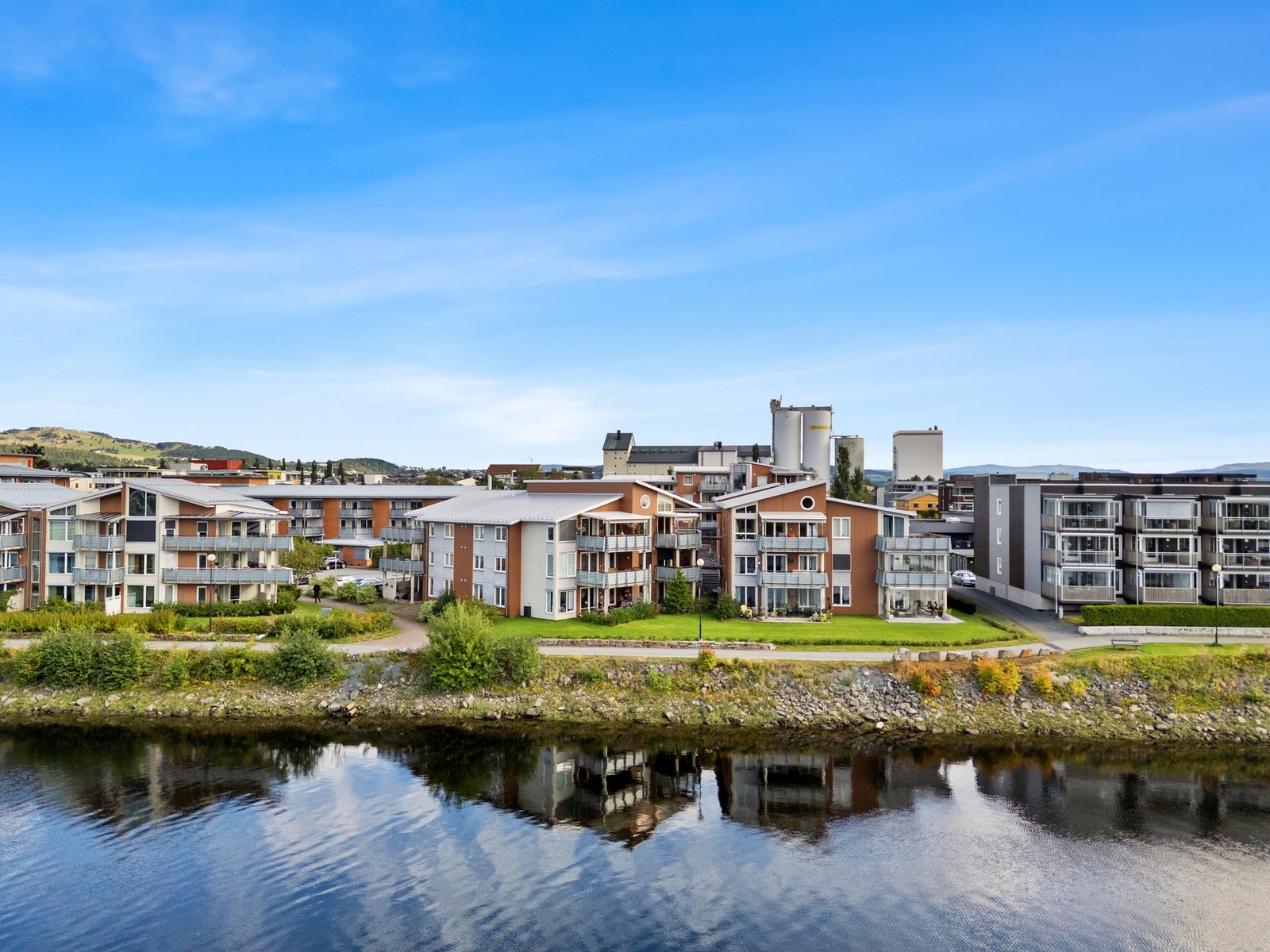 3-roms endeleilighet med elveutsikt. Sentral og flott beliggenhet like ved Verdalselva, og i nærheten av Verdal sentrum. Galleribilde