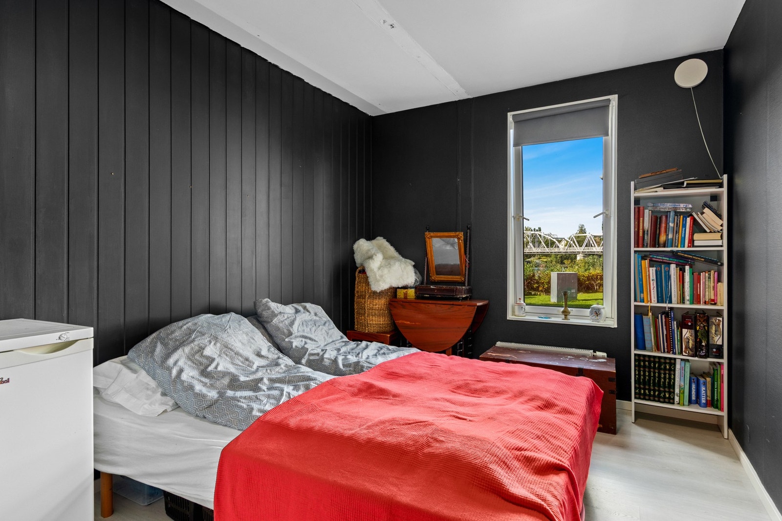 Soverom 2 på 10 kvm, her får man også elveutsikt. Galleribilde