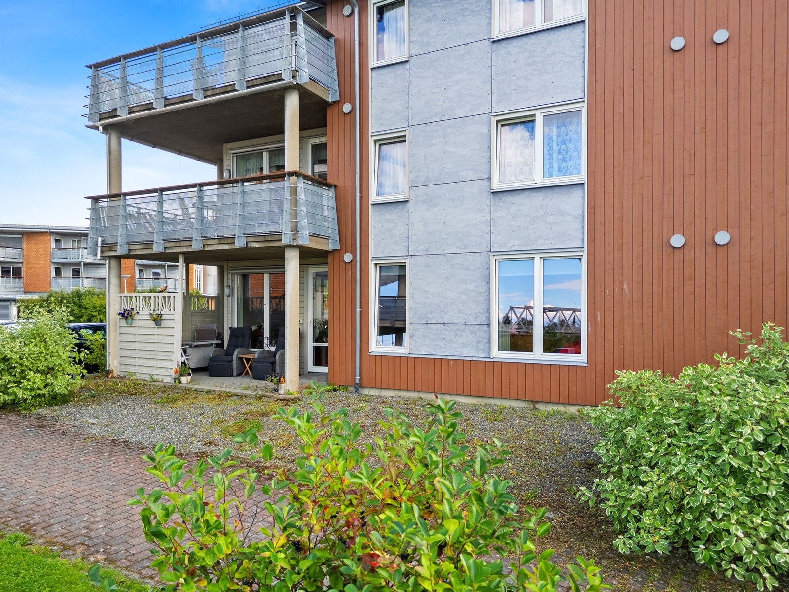 Det er planer i borettslaget om å utvide uteplassen. Den skal strekke seg litt lengre ut og fremfor selve leiligheten - til og med soverommet som er andre vinduet til venstre fra uteplassen. Galleribilde