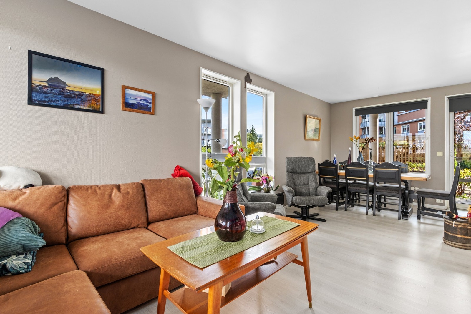 Leiligheten har en store vindusflater som gir godt med naturlig lysinnslipp. Galleribilde