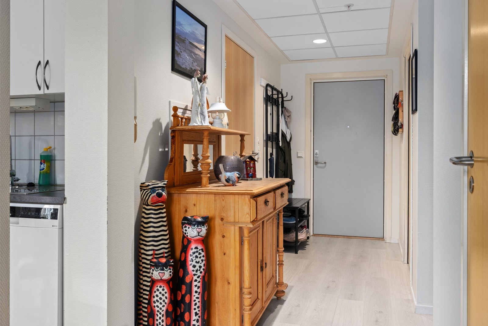 Leiligheten varmes opp via vannbåren varme via radiatorer. Fordelingsskap gulv-varme etablert på gang. Galleribilde