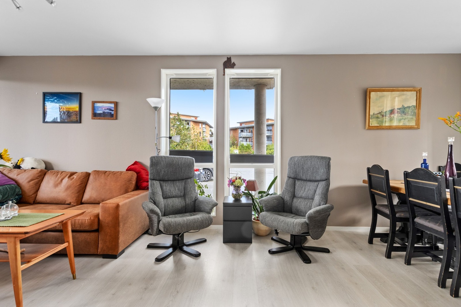 Leiligheten har en gjennomgående bra standard - med rene og lettstelte overflater. Nytt gulv i 2022. Galleribilde