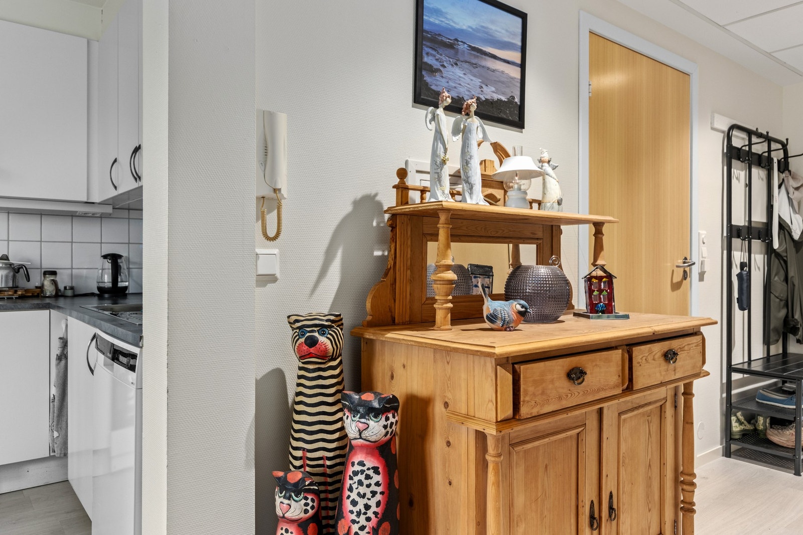 I fellesutgiftene betales det ned avdrag på fellesgjeld: kr 4 924,-. I fellesutgiftene ligger også blant annet tv/internett, alt av kommunale avgifter, oppvarming og strømforbruk. Galleribilde