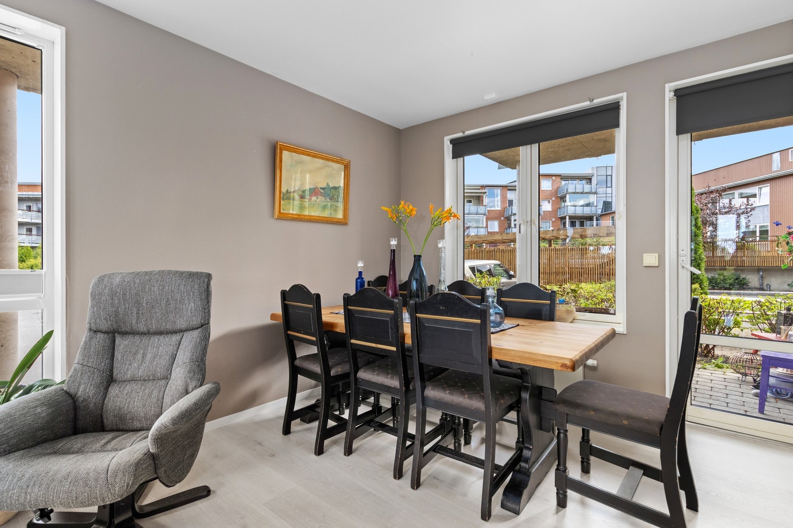 Leiligheten har god plass til spisegruppe/spisestue. Det er to uteplasser på leiligheten, en østvendt og en vestvendt mot elva. Galleribilde