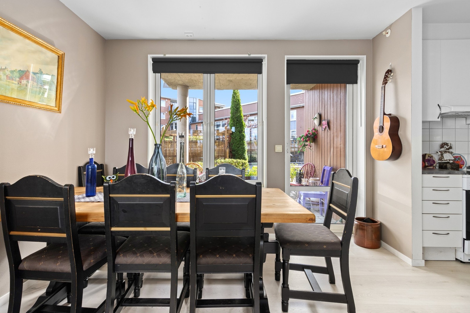 Fra spisestue er det utgang til østvendt uteplass. Galleribilde