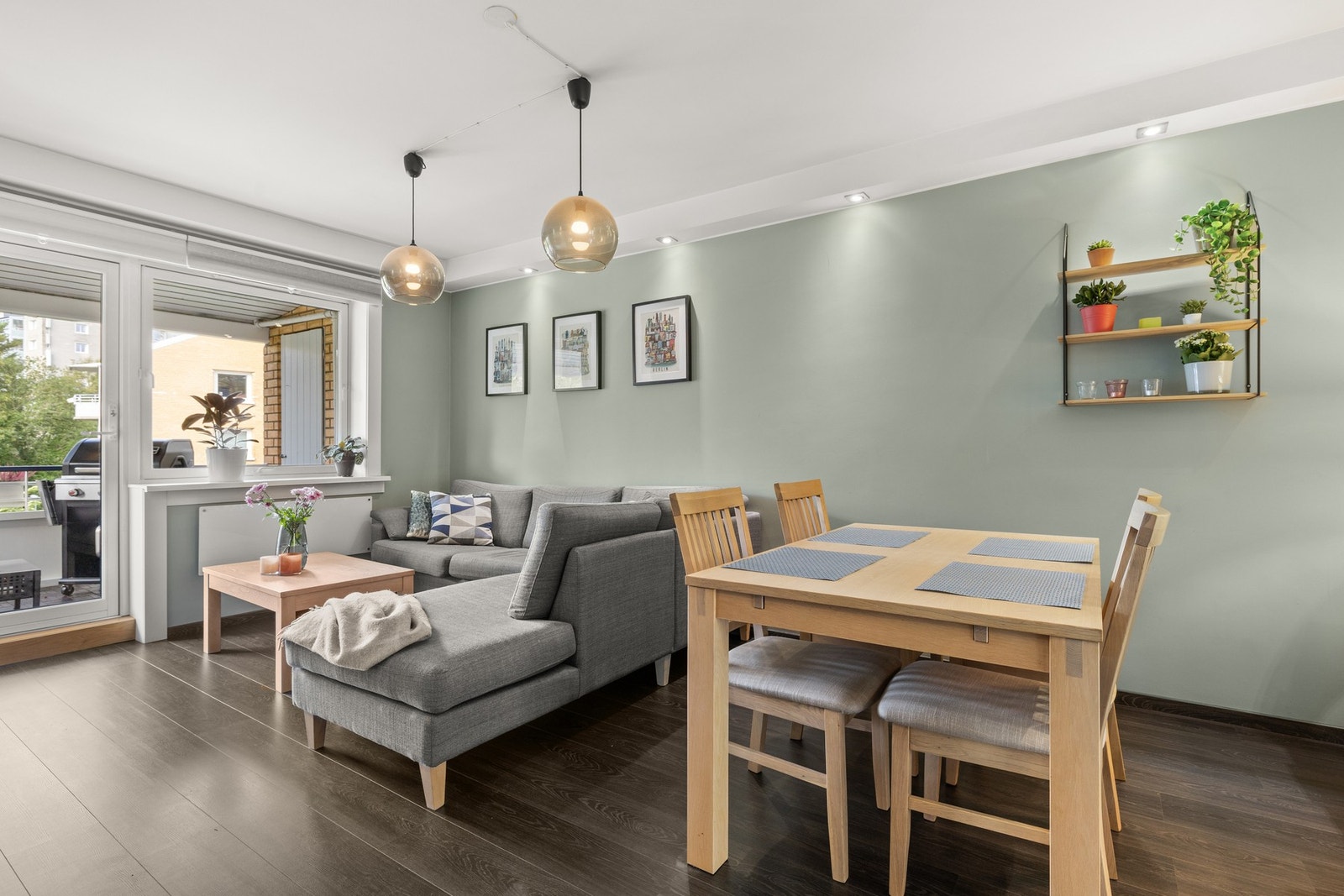 Du får god plass til å innrede med en stor spisegruppe og sofa. Galleribilde