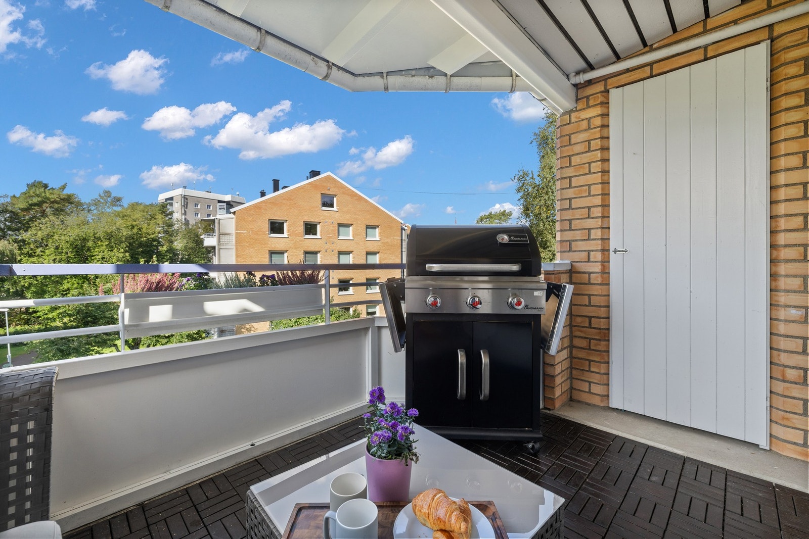 Balkongen er målt til ca. 6,3 m² og du får god plass til grill og utemøbler. Praktisk, utvendig bod i tilknytning til balkongen. Galleribilde