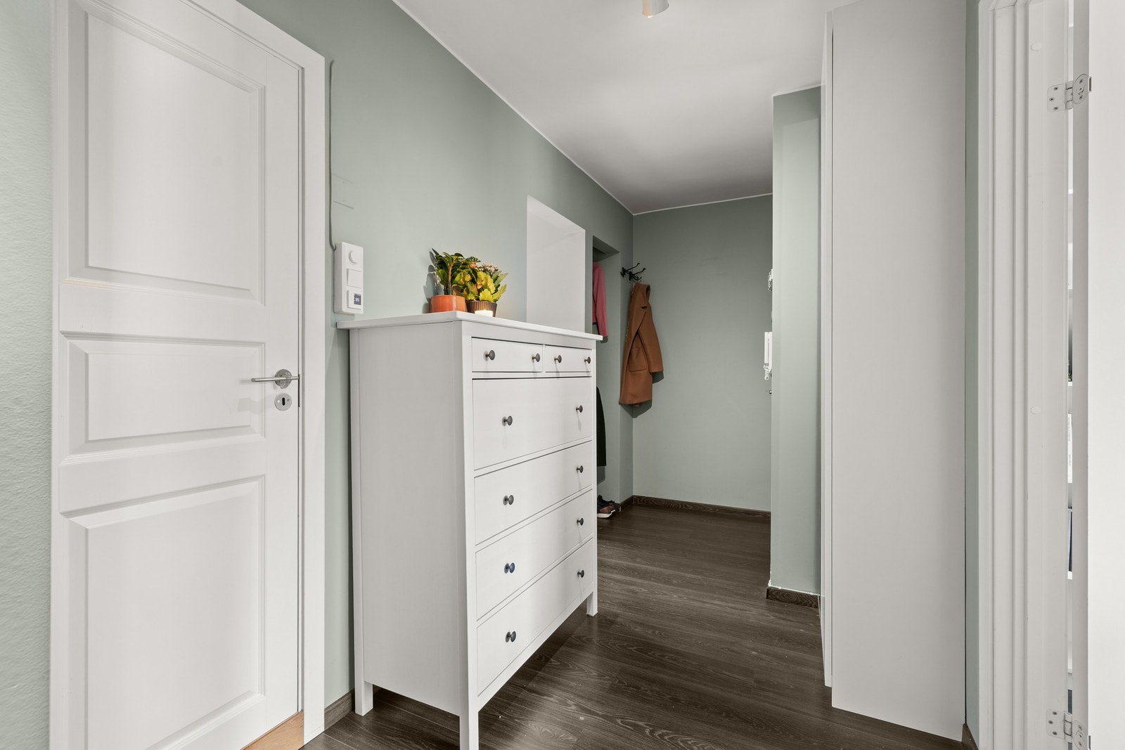 Stor entré med plass til kommode og garderobeskap. Galleribilde