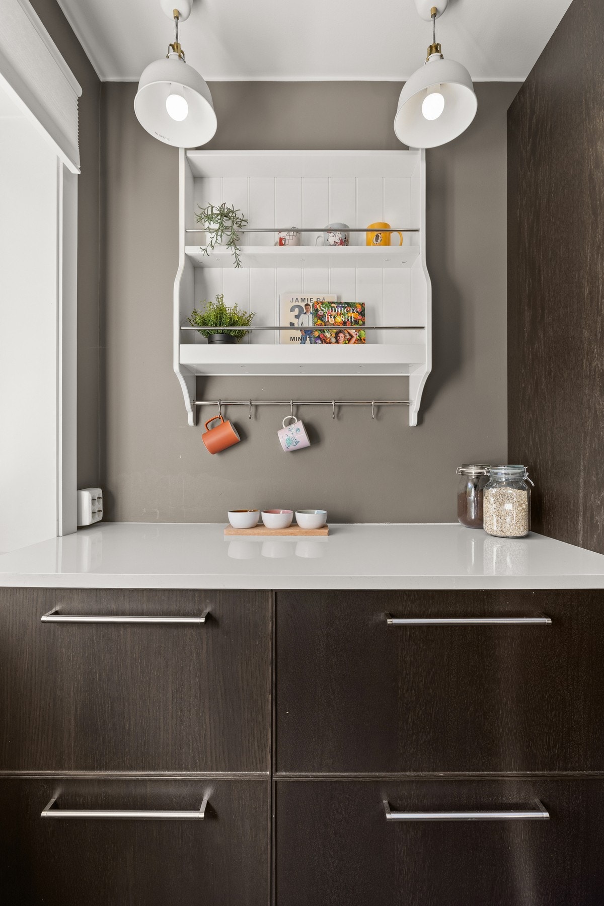 Rikelig med skap- og benkeplass. Galleribilde