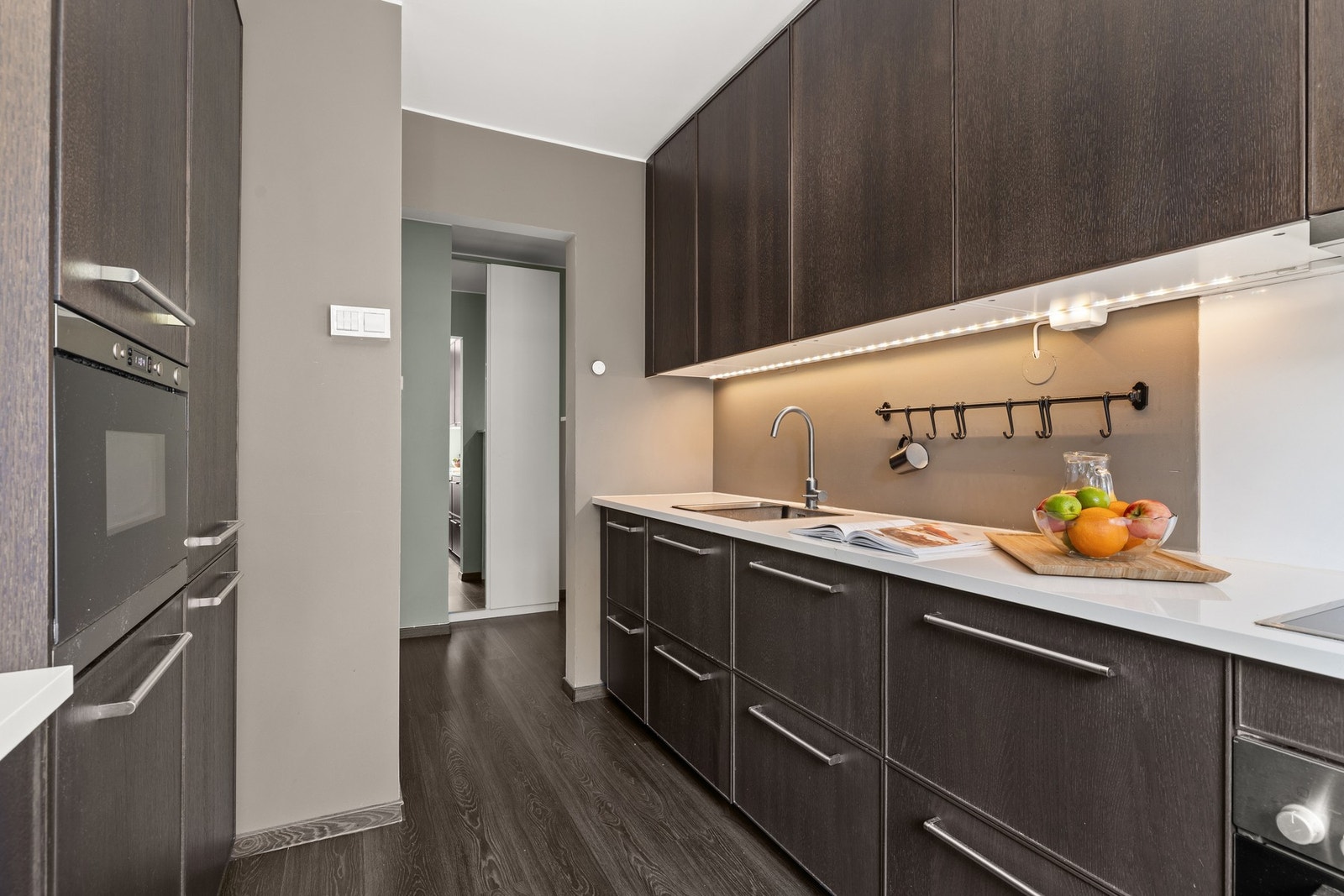 Aquastop/lekkasjevarsler med sensorer og magnetventil er installert på kjøkkenet. Galleribilde