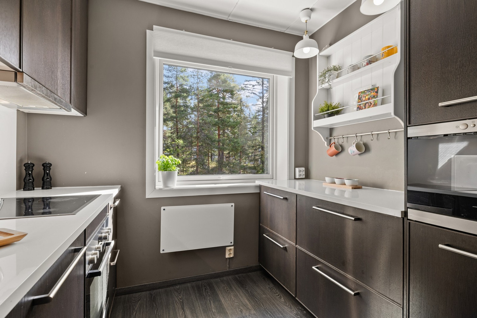 Kjøkkenet har opplegg for platetopp, oppvaskmaskin, stekeovn, mikro og kombi kjøl/frys. Galleribilde