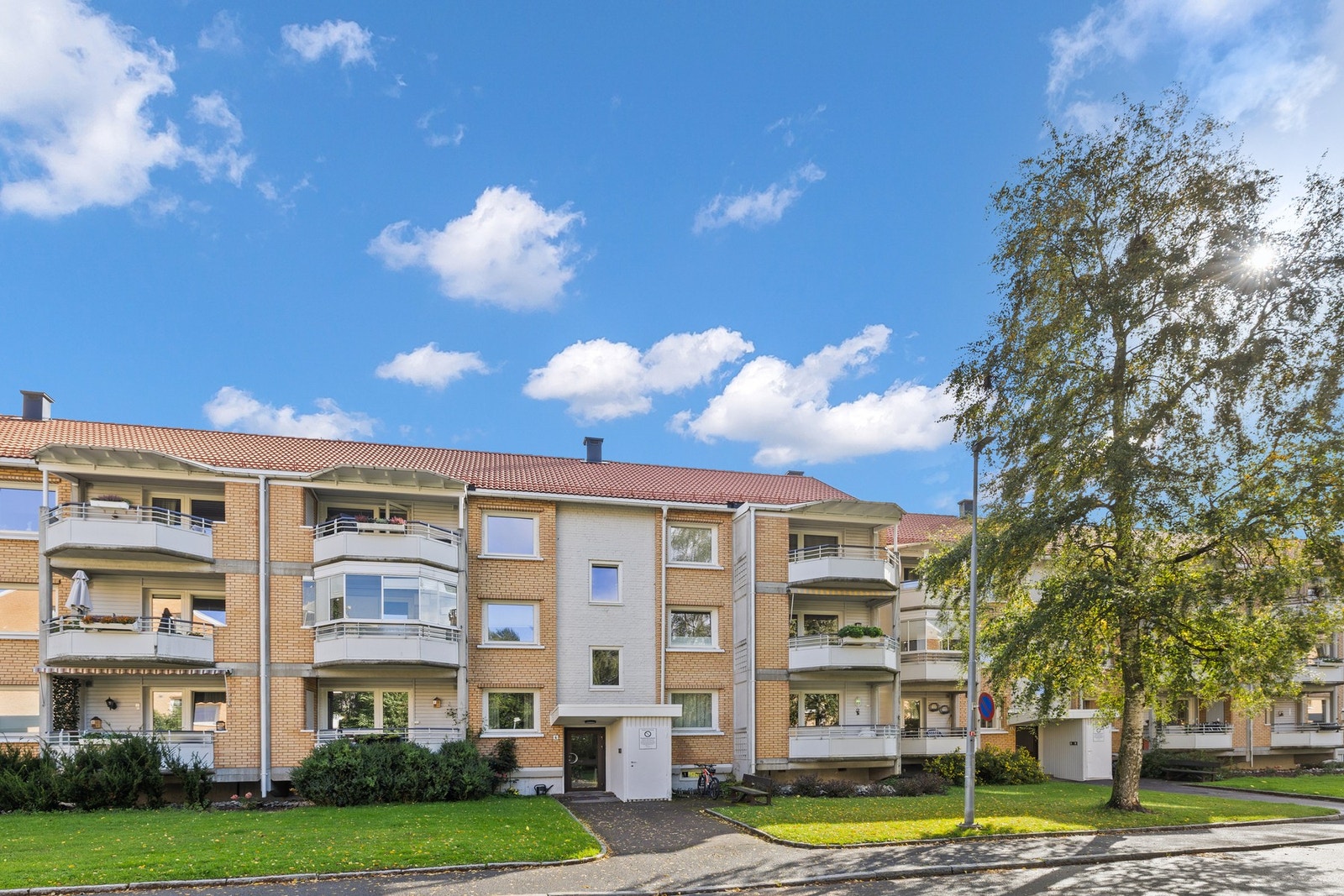 Borettslaget er omkranset av fine grøntarealer og trær. Galleribilde