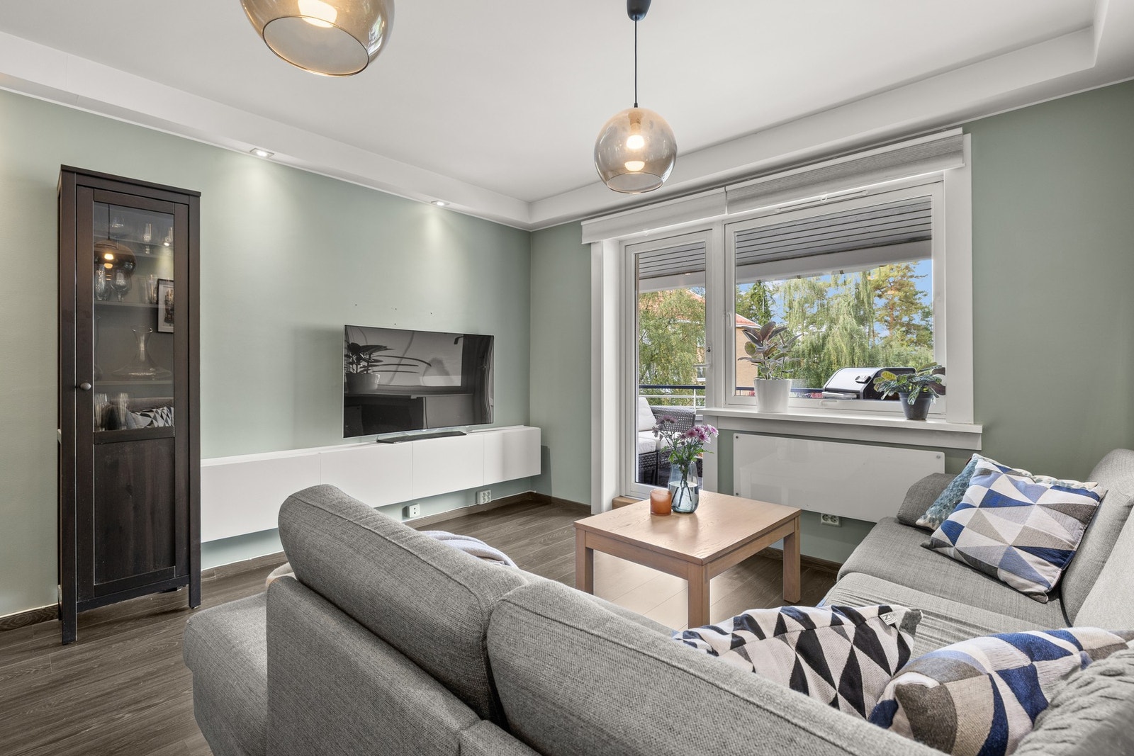 Vinduer med trerammer og isolerglass, merket med produksjonsår 2015. Galleribilde