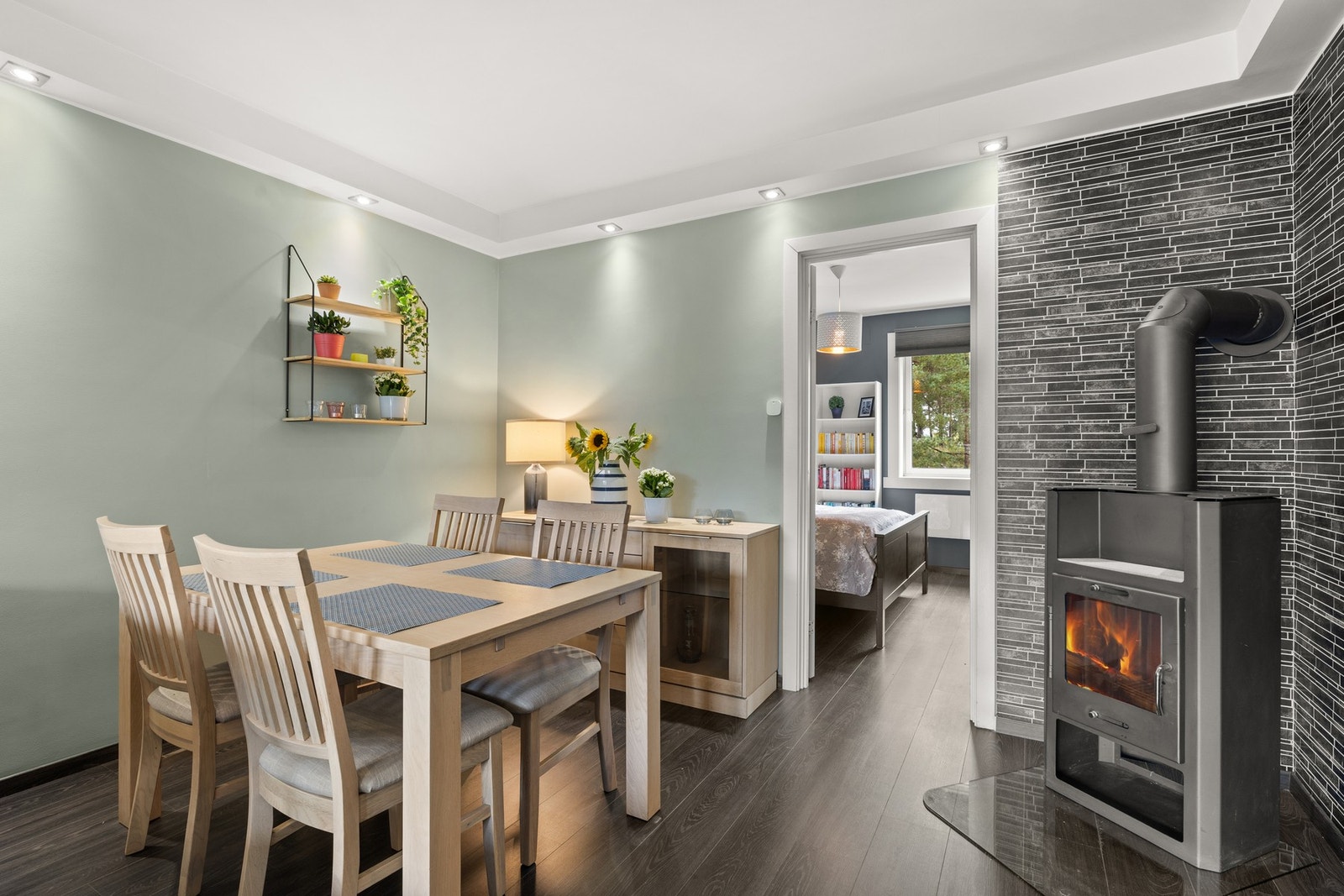 Koselig peis i stuen. Galleribilde