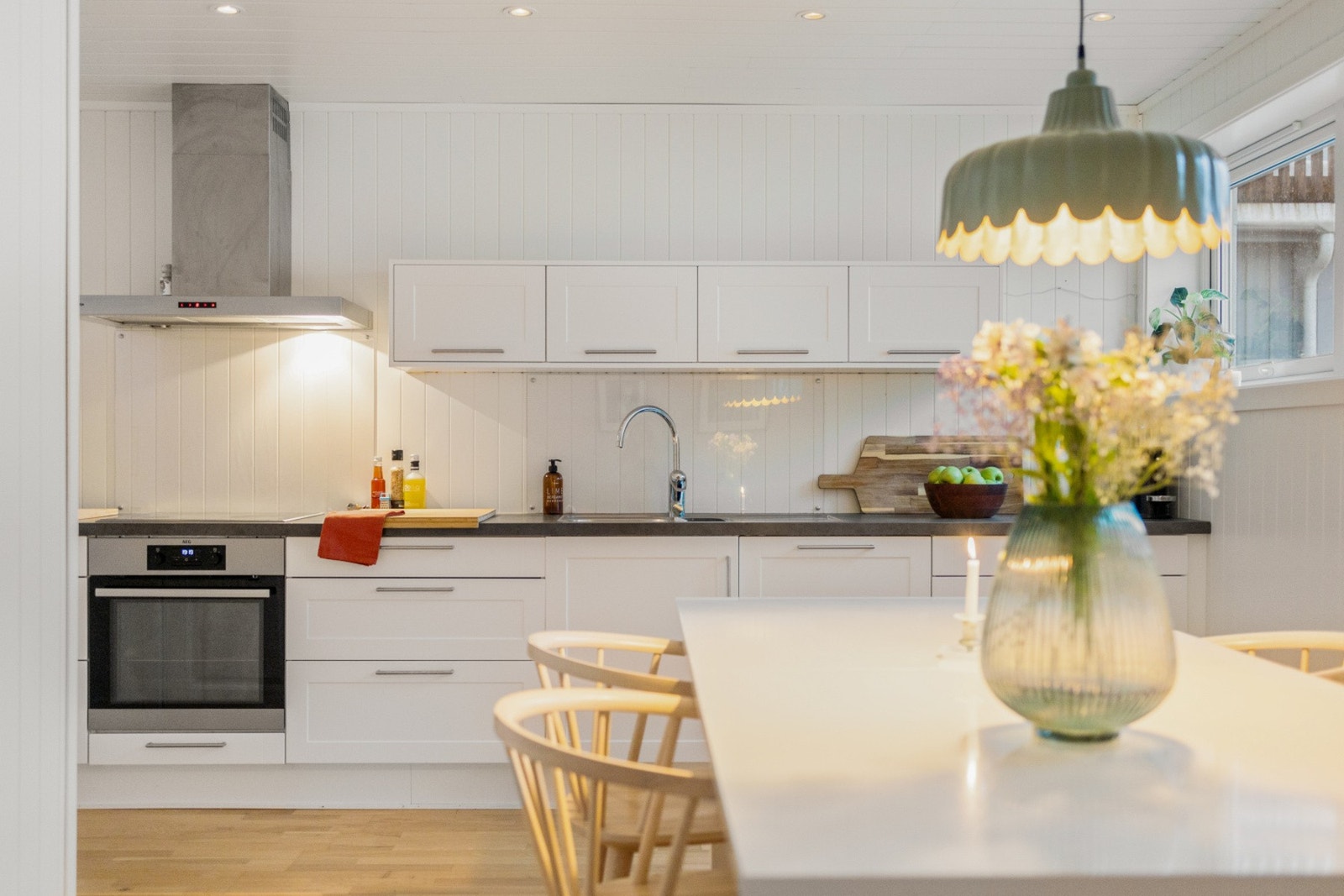 Boligen fremstår som svært lekker og holder en gjennomgående god standard Galleribilde