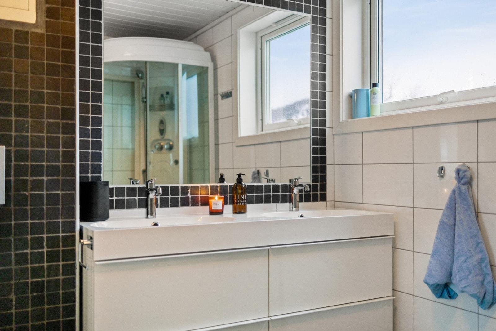 Flislagt baderom som holder et tidløst preg og har varme i gulv Galleribilde