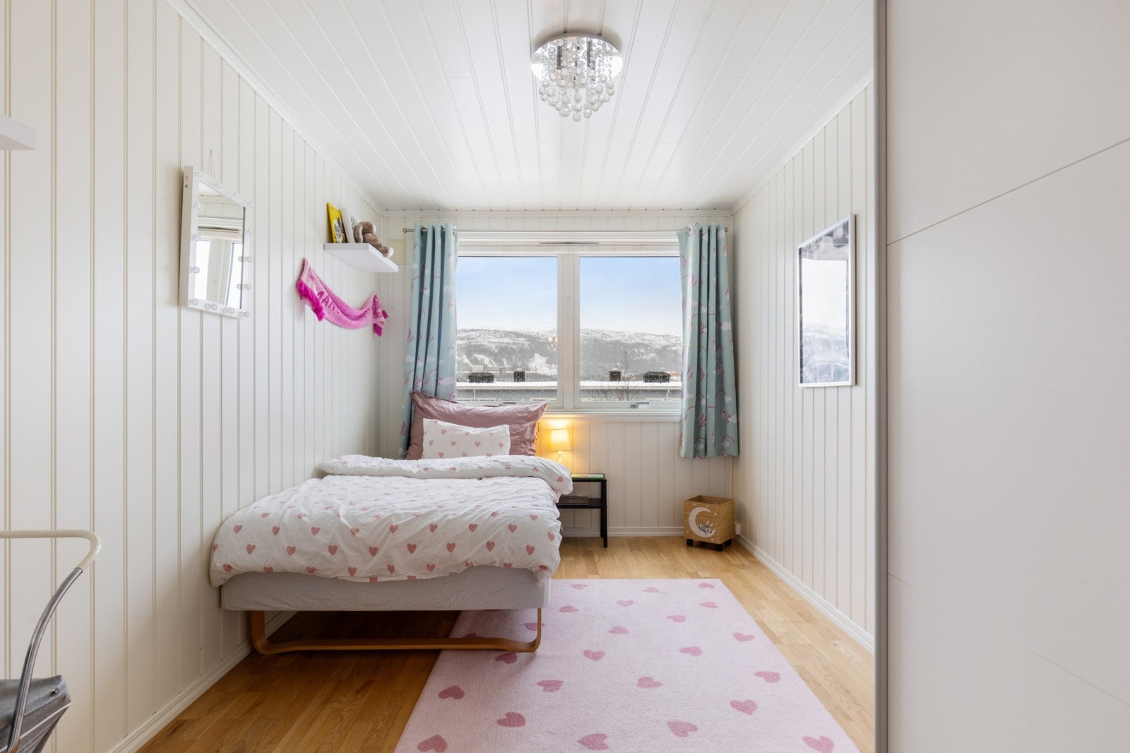 Boligens tredje soverom har god plass til seng, nattbord og skrivebord Galleribilde