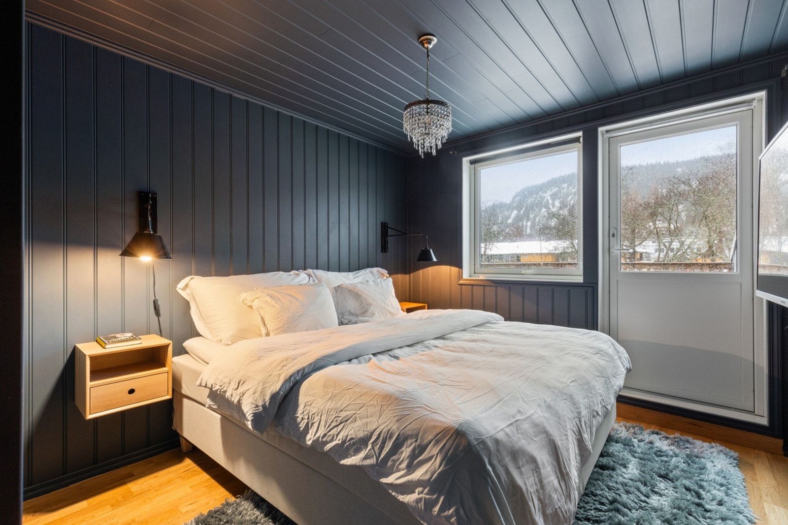 Hovedsoverommet er av god størrelse og rommer plass til dobbeltseng, nattbord og garderobeløsning Galleribilde