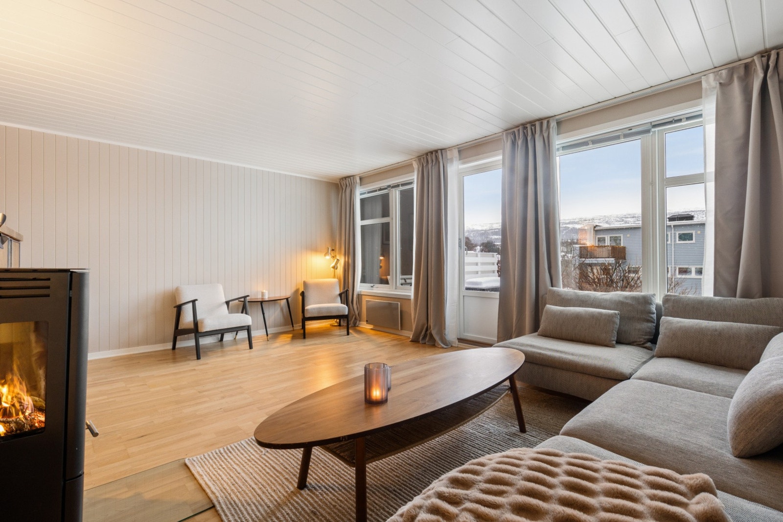 Fra stuen har du direkte utgang til solrik uteplass Galleribilde