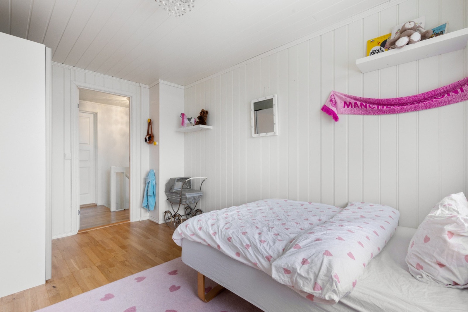 Romslig garderobe med gode oppbevaringsmuligheter Galleribilde