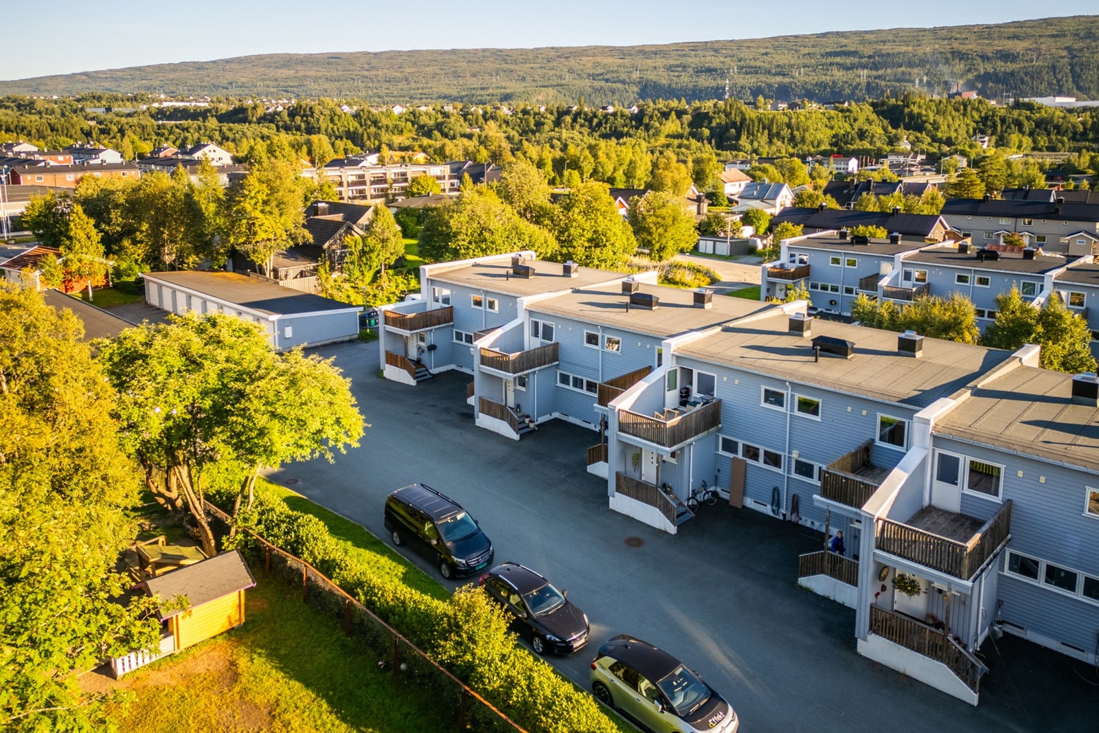 Parkering utenfor boligen samt i garasje Galleribilde
