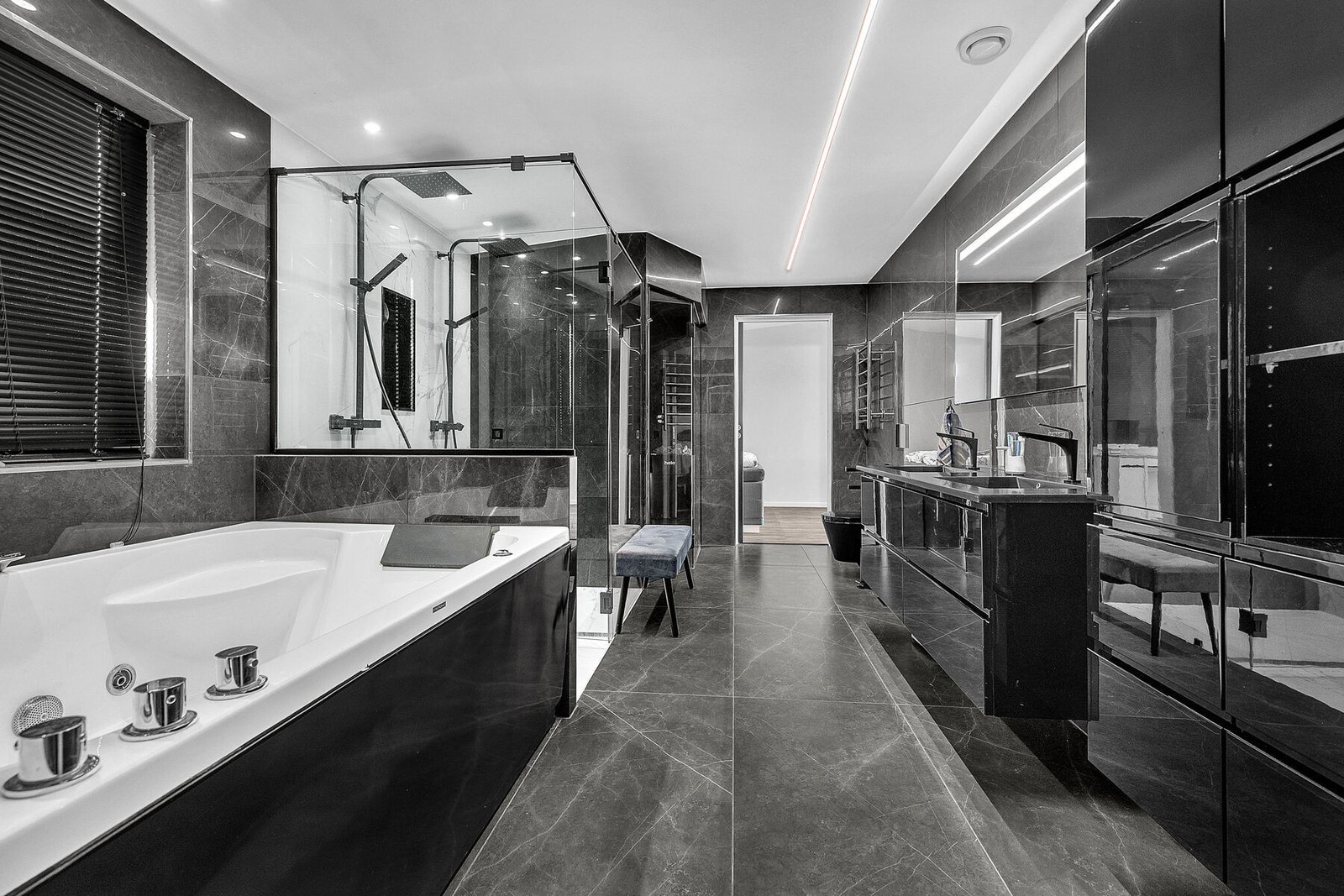 Romslig bad med badekar, dusjnisje og badstue. Godt med skapplass. Galleribilde