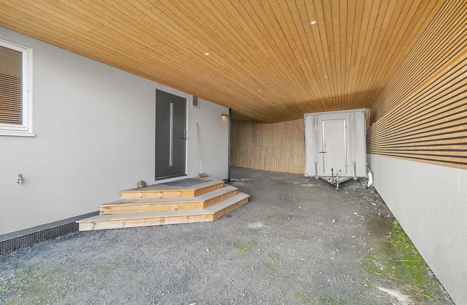 Godt med parkering og lagrinsplass i carport Galleribilde