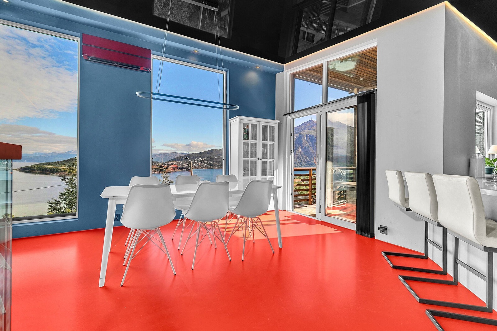 Boligen har romslig stue med gode møbleringsmuligheter. Store vinduer gir godt lys. Galleribilde