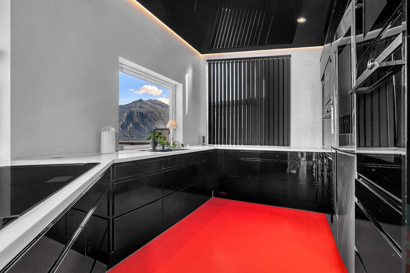 Kjøkken fra JKE med glatte fronter, kompositt benkeplate og integrerte hvitevarer, Nydelig utsikt også fra kjøkkenet. Galleribilde