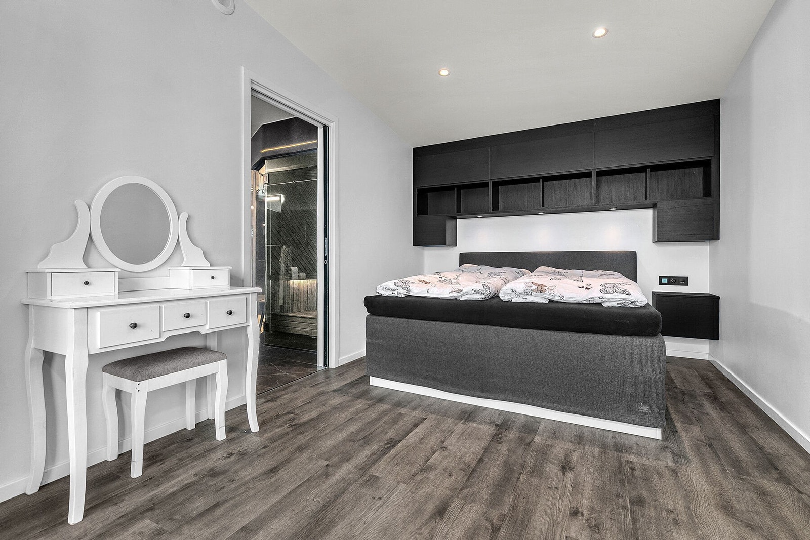 Romslig hovedsoverom med utgang til veranda. Galleribilde