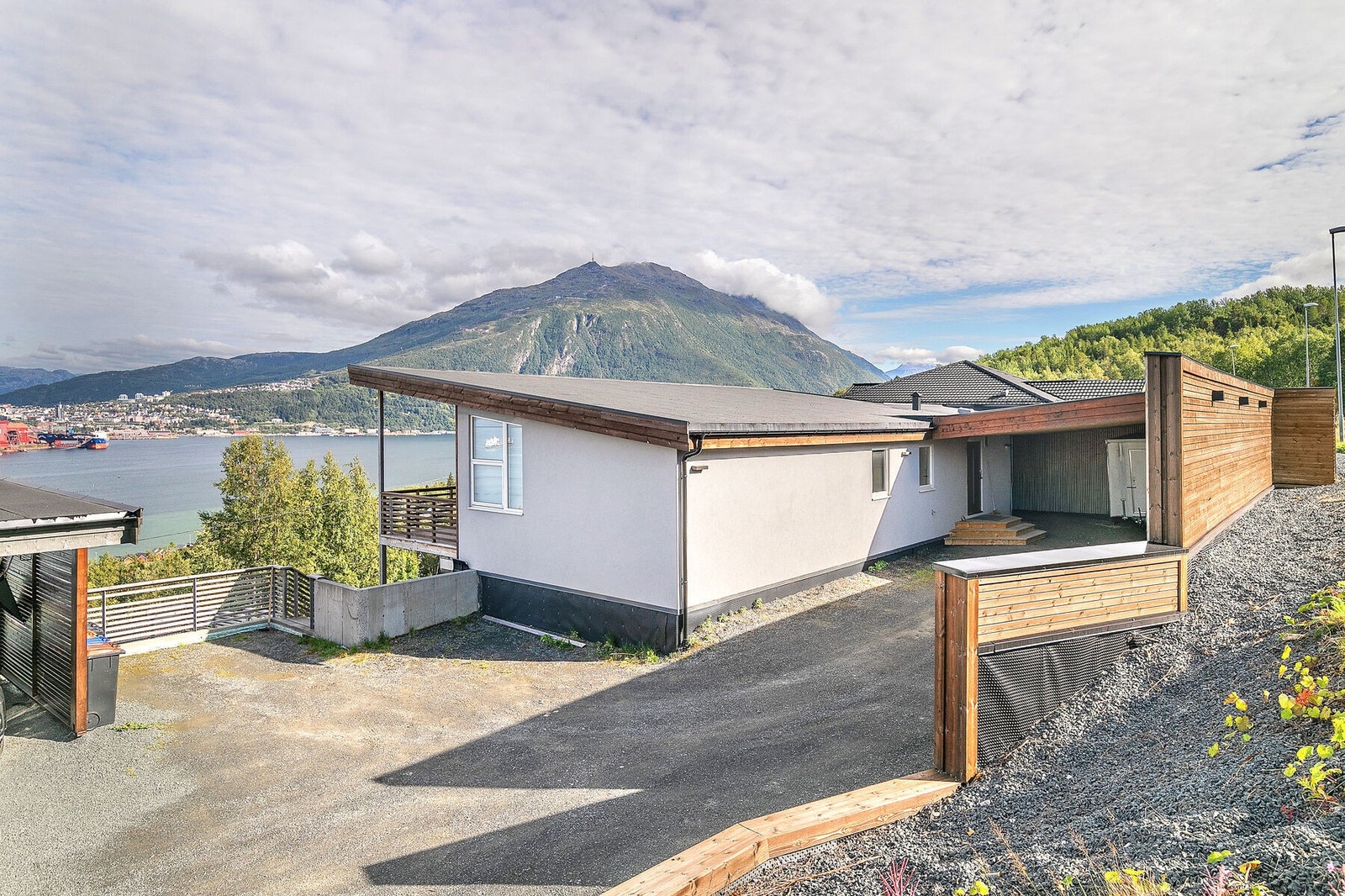 Fra boligen er det nydelig utsikt og god solgang. Godt med parkering på tomten. Galleribilde