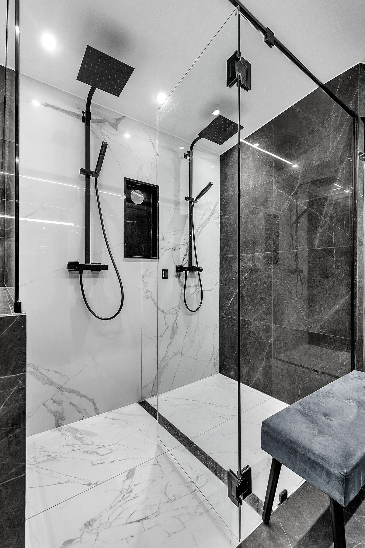 Dussjone med doble dusjer Galleribilde