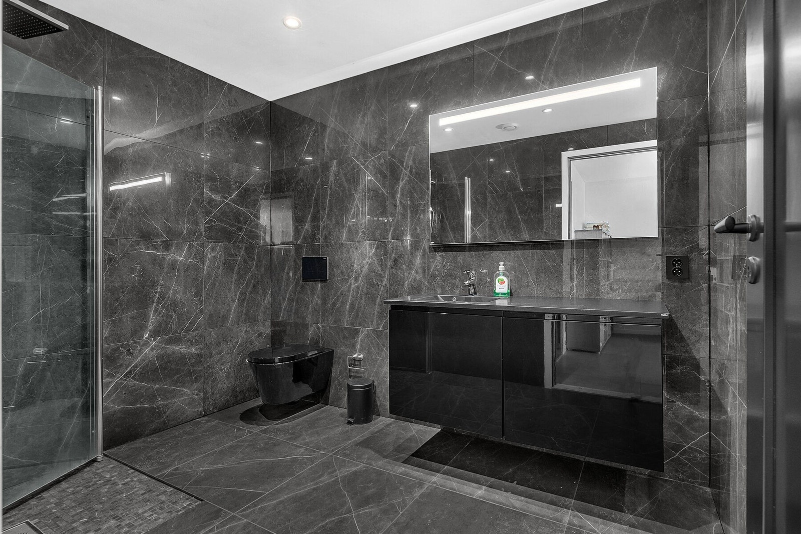 Bad med fliser, varmekabler og spotter i tak. Galleribilde