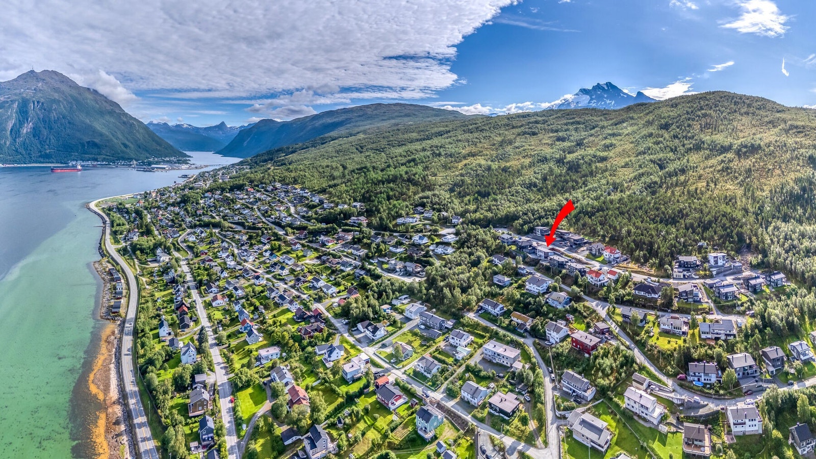 Eiendommen ligger fint til på Ankenes med kort vei til turområder, lysløype og skole. Galleribilde