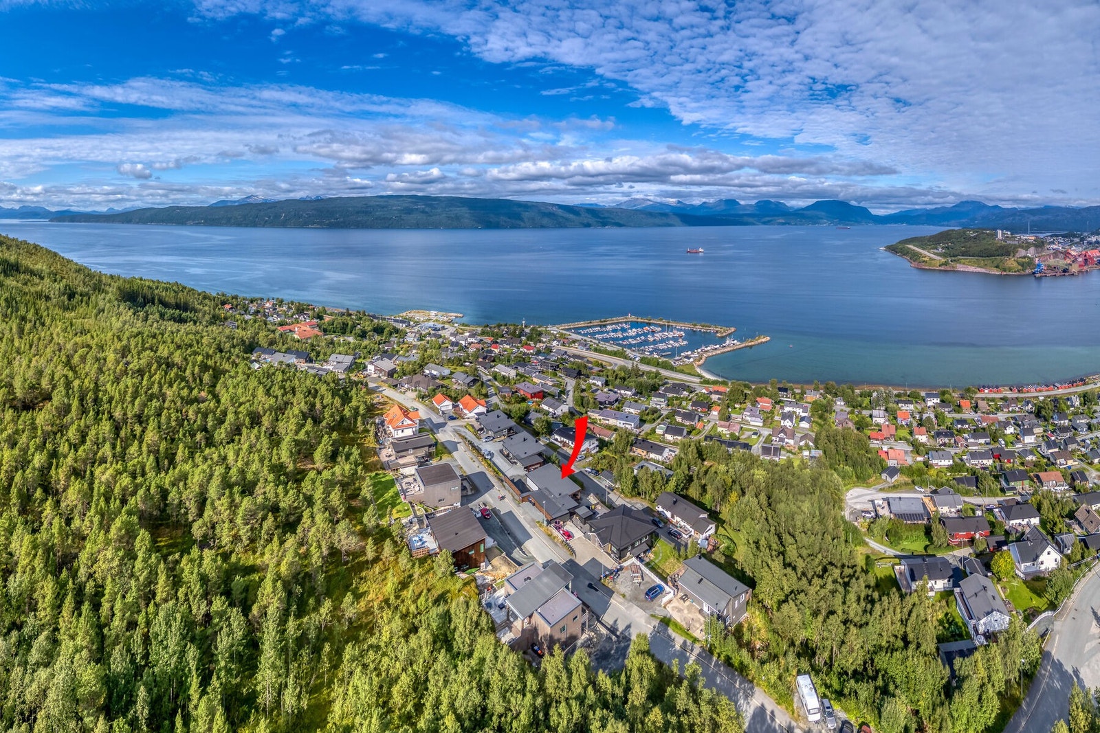 Fra eiendommen det kort avstand til turområder, lysløype og småbåthavn. Galleribilde