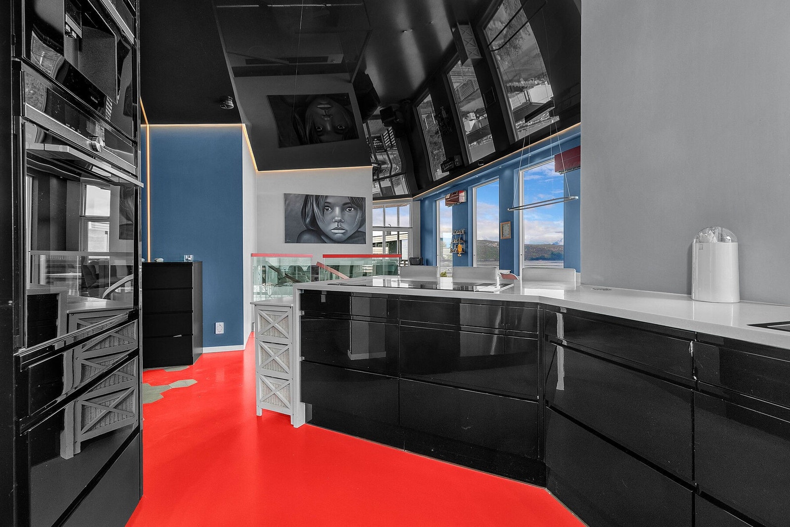 Det er godt med benkeplass på kjøkkenet Galleribilde