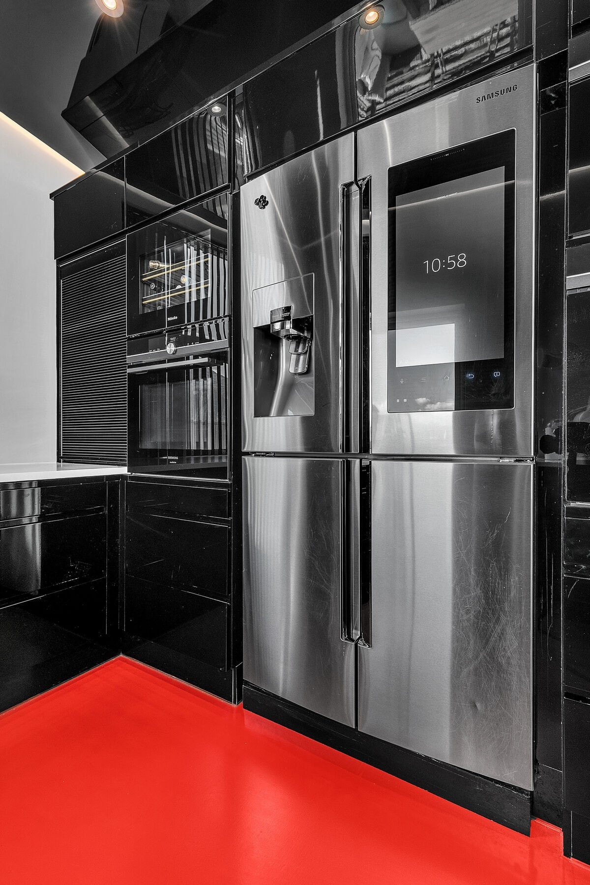 Kjøleskap og fryseskap. Isbitmaskin og TV innebygd i fryseskap og kjøleskap. Galleribilde