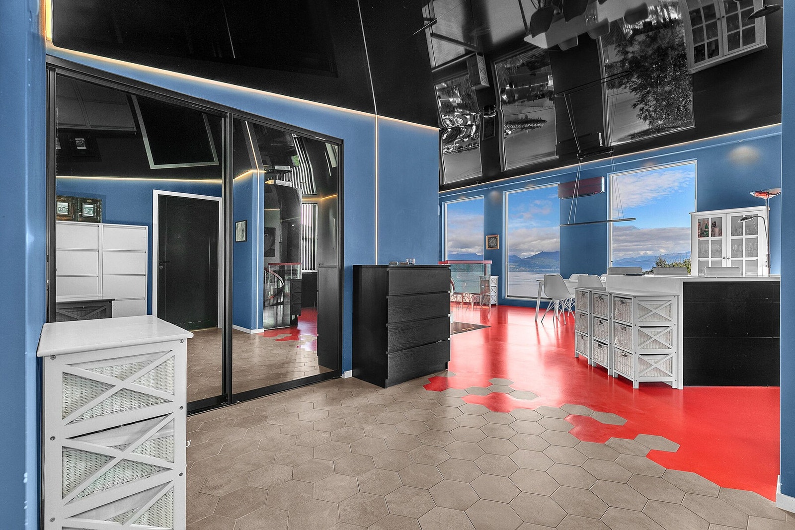 Romslig entré Galleribilde