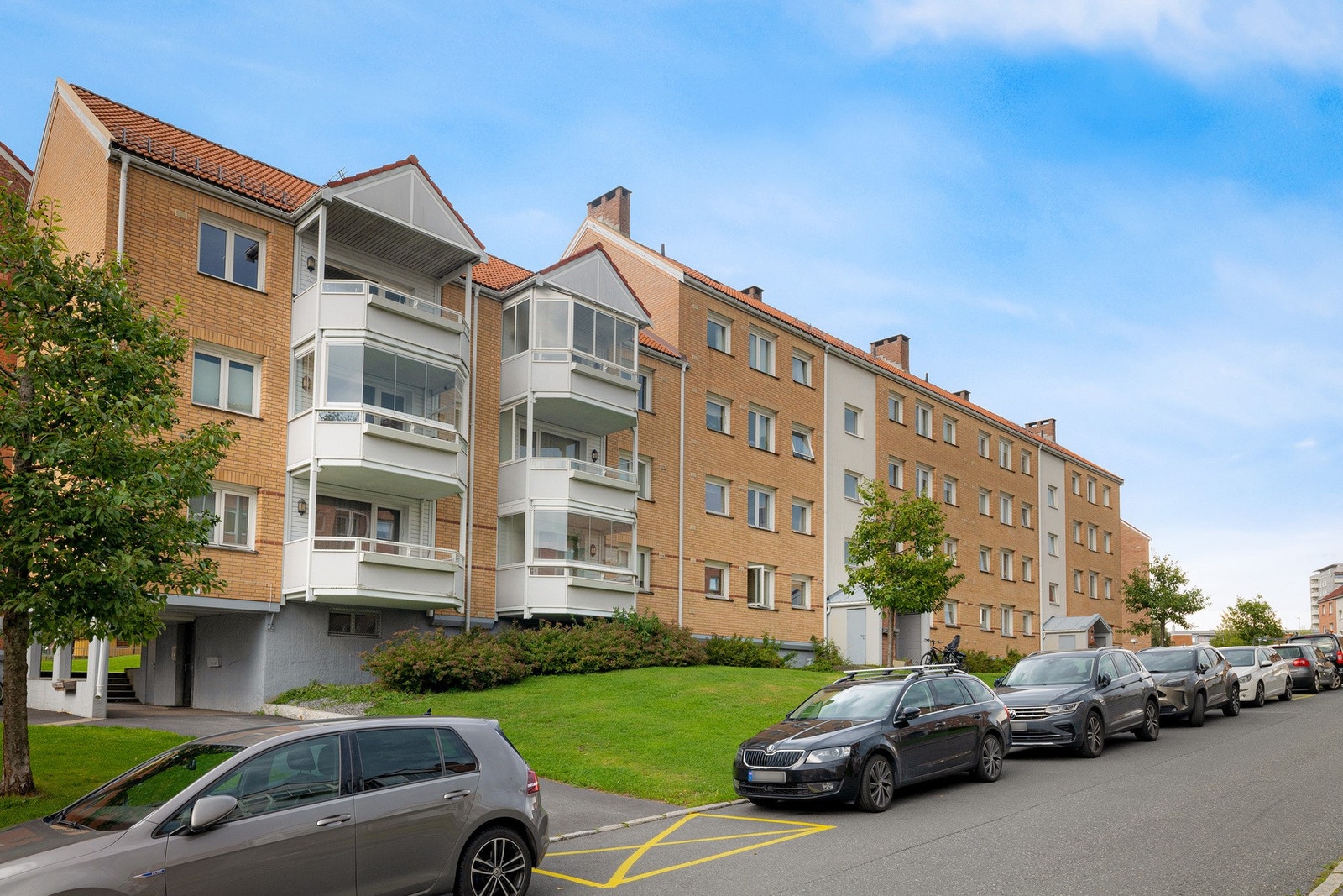 Velholdt fasade og trivelig borettslag. Galleribilde