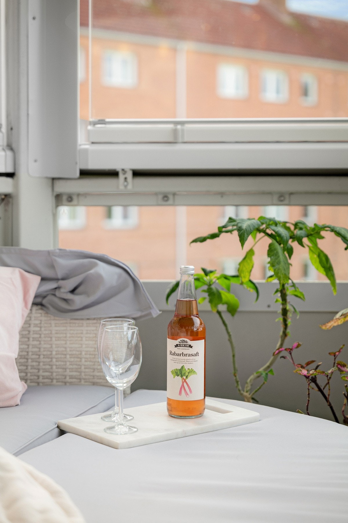 Tilpasset solskjerming fra 2022 med plisségardiner og lameller på vinduer, verandadør og innglasset balkong. Galleribilde