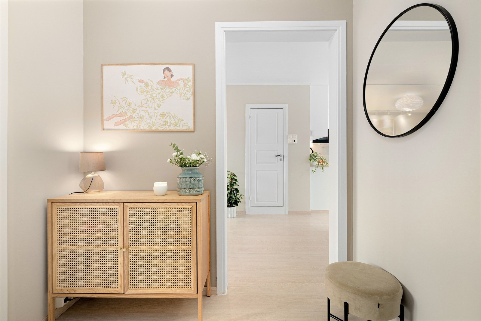 Det følger med loftsbod på ca. 12 kvm og kjellerbod på ca. 4,6 kvm med strømuttak. Borettslaget tilbyr felles sykkelrom, barnevognparkering med enkel inn- og utgang, samt felles vaskerom i naboblokken. Galleribilde